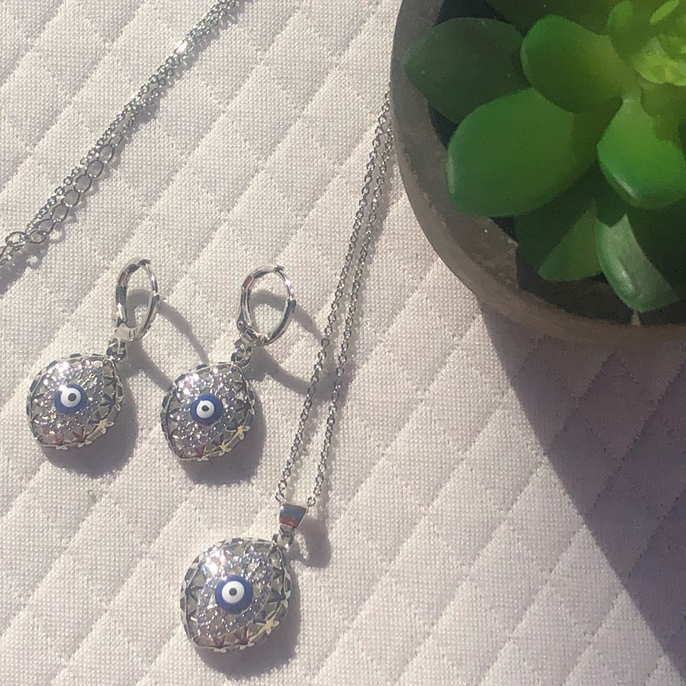 Beautiful unique lightweight evil eye 🧿 necklace and earrings 💙